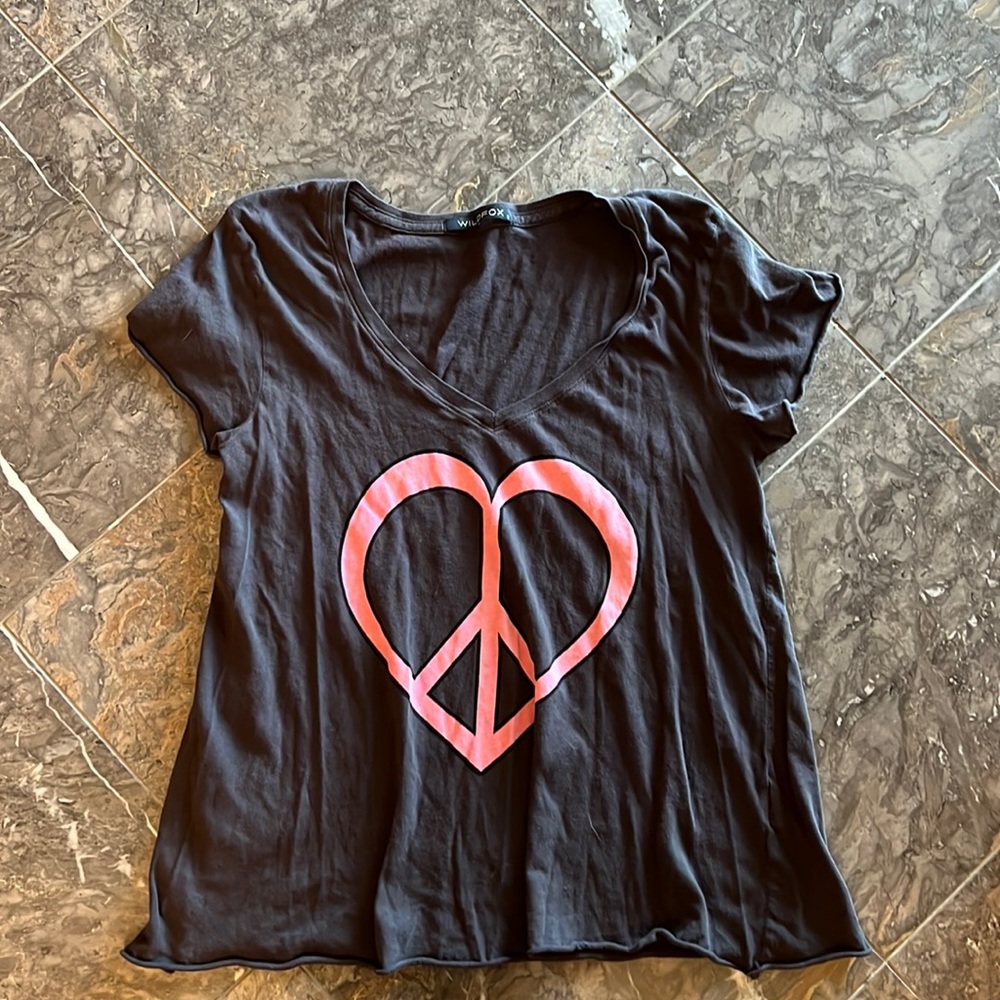 Wild fox  dark gray T-shirt with pink heart